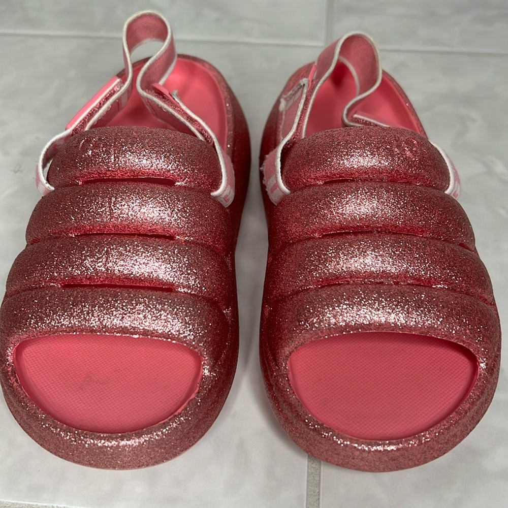 UGG K SPORT YEAH GLITTER 
PINK
USA 13
Closure type
Hook & Loop
Water resistance